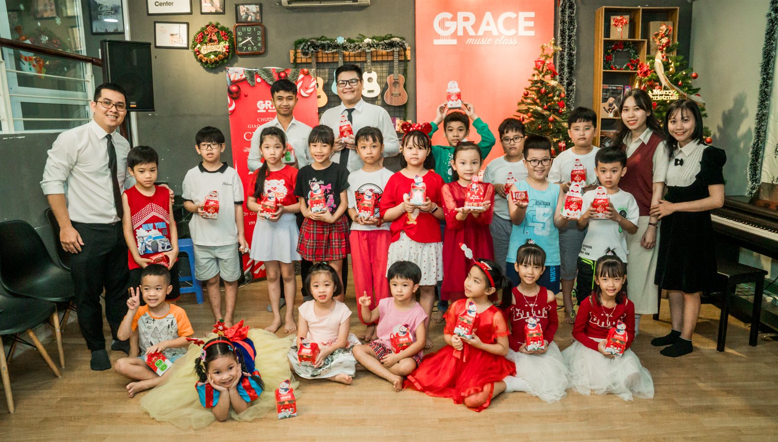 Không gian lớp học thực tế và cộng đồng học viên tại Grace Music School