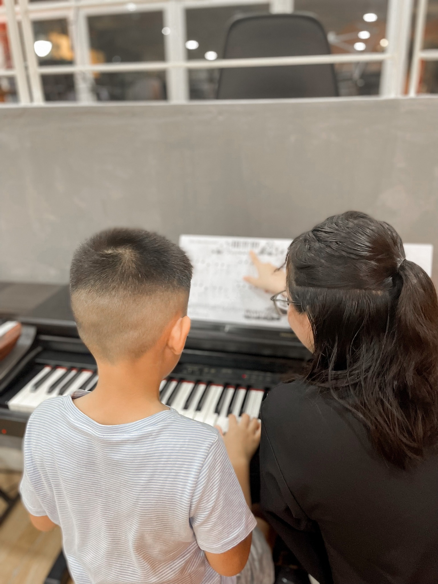Buổi luyện tập phím đàn thiếu nhi