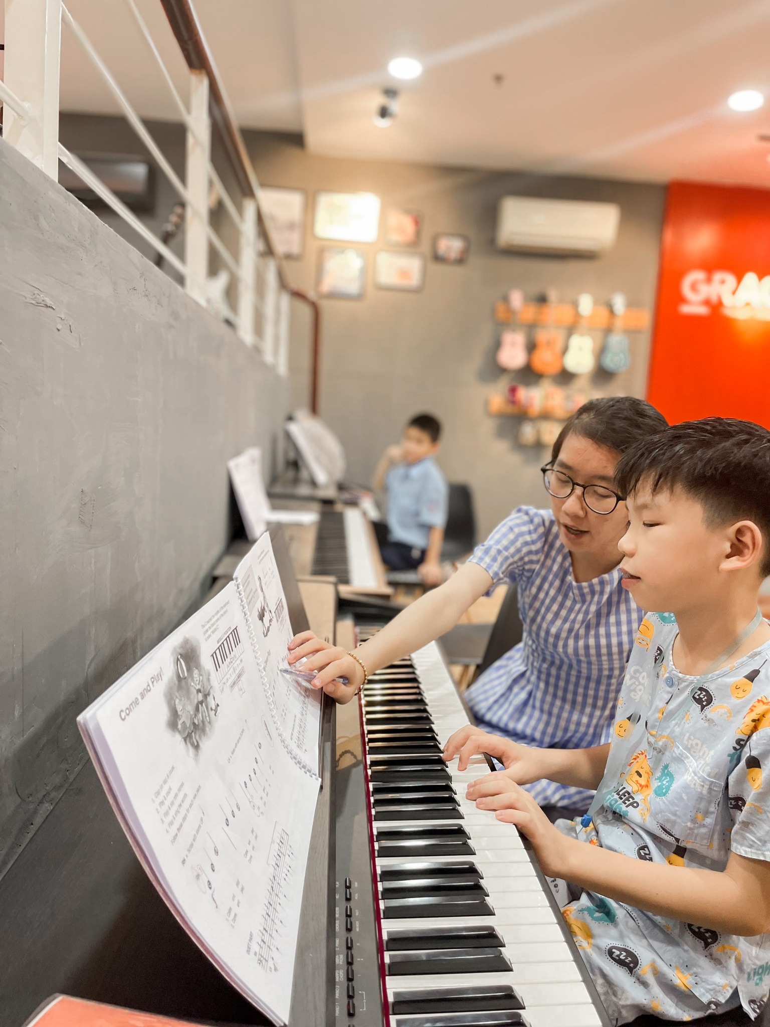 Đào Tạo Đa Nhạc Cụ: Guitar, Piano, Ukulele